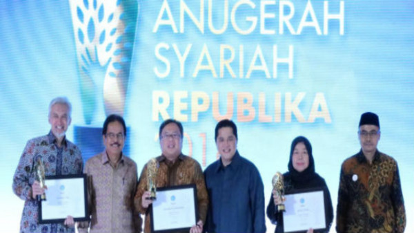 Menteri Bambang Brodjonegoro Terima Penghargaan Tokoh Ekonomi Syariah Indonesia