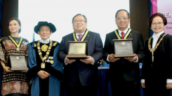 Menteri Bambang Raih Penghargaan Ganesa Prajamanggala Bakti Adiutama dari Institut Teknologi Bandung